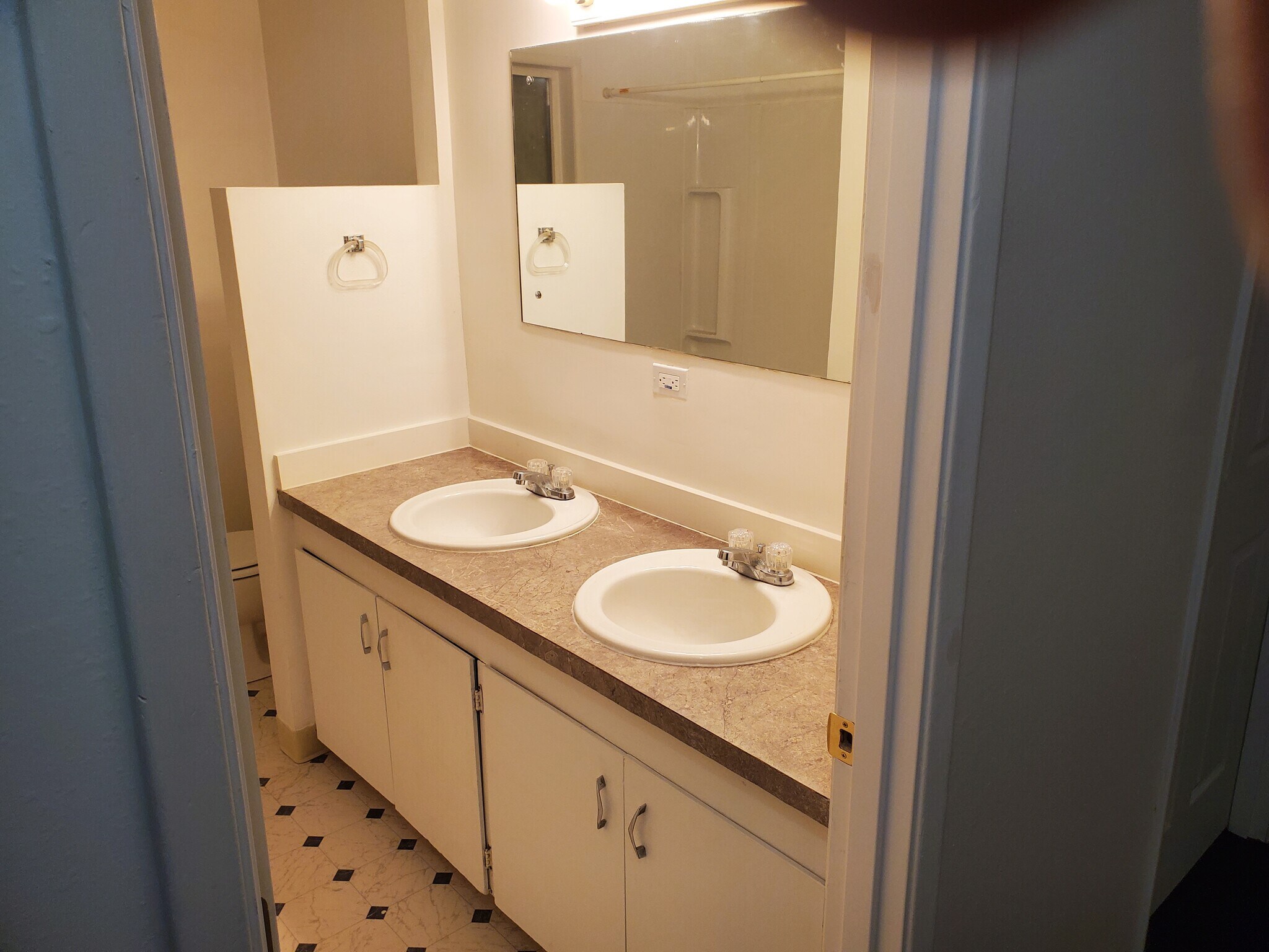 Building Photo - 2915 W 7th Ave