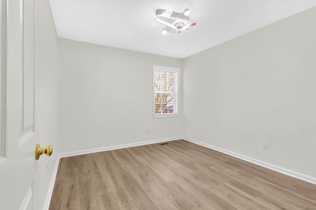 Building Photo - 705 E Hightree Ln