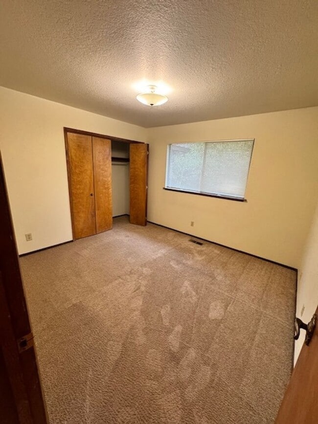 Building Photo - West Redding Home