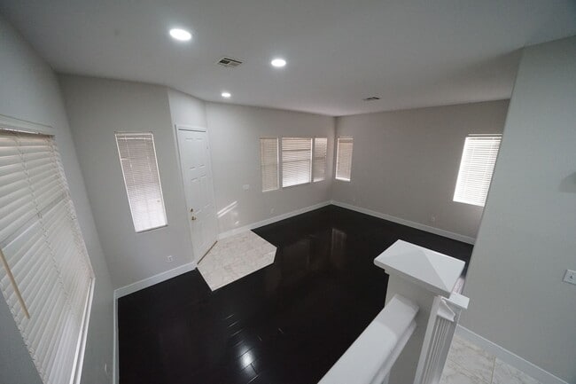 Building Photo - SHOWINGS AVAILABLE NOW