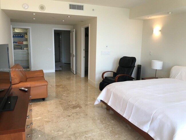 Building Photo - 781 Crandon Blvd