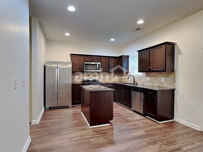 Building Photo - 2311 Foxy Dr