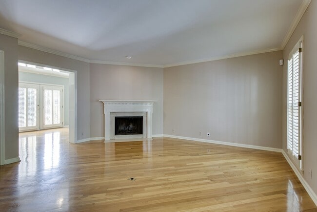 Building Photo - 107 St Charles Pl