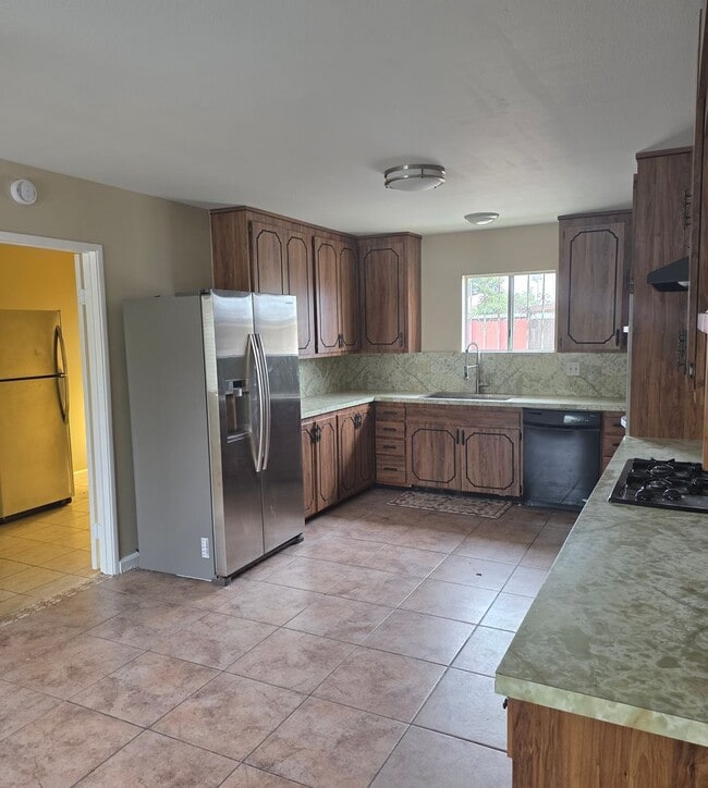 Building Photo - 4-Bed, 2.5-Bath House w/2-Car Garage & Pool
