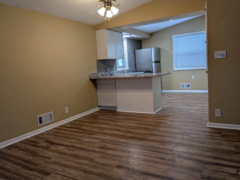 Building Photo - 732 9th St S