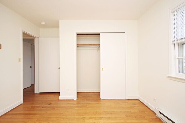 Building Photo - Student-Friendly Ivy Rd Apartment Near Foo...