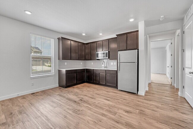 Building Photo - $4,450.00, 5 bed, 4.5-bath located in Broo...