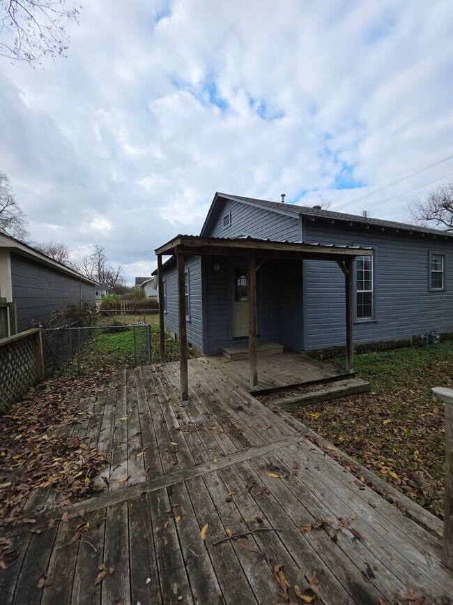 Building Photo - 217 W 7th St