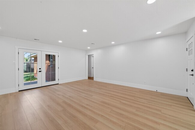 Building Photo - 9770 Cedardale Dr