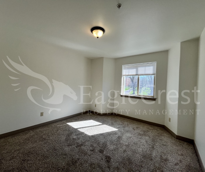 Building Photo - 3rd Floor Two Bedroom, One and a Half Bathroom Unit With View