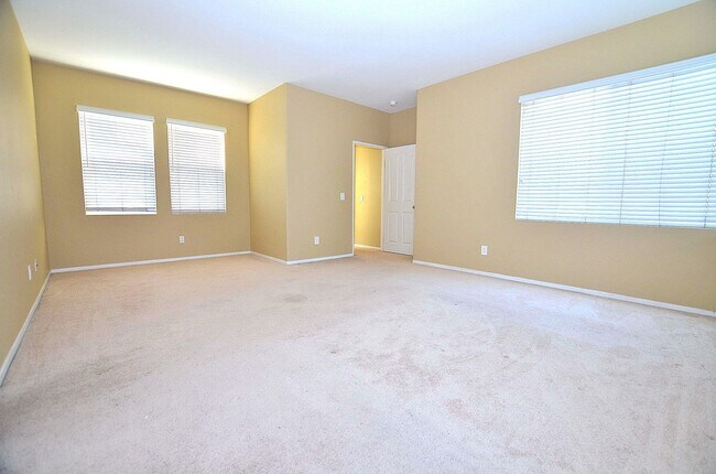 Building Photo - 4Br/3-1/2 bathroom Home