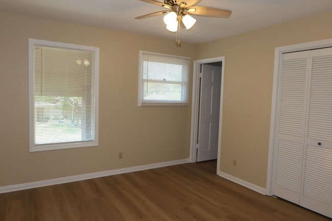 Building Photo - Foster Lane Town Homes NM
