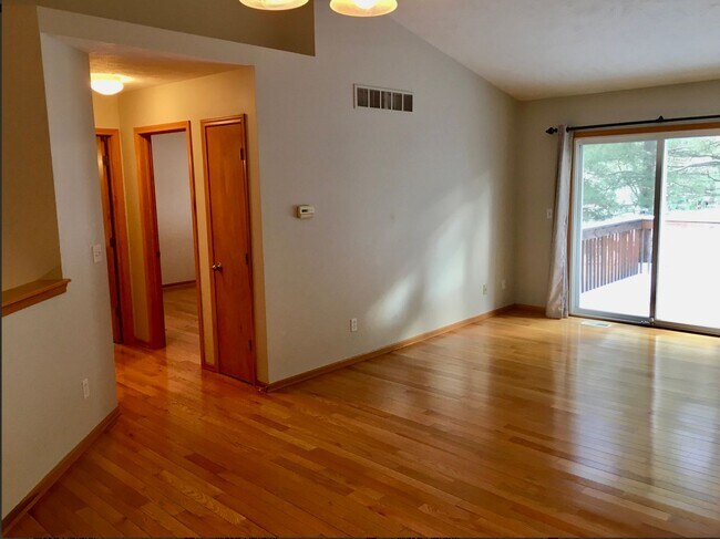 Building Photo - Adorable 2 bed 2 bath in Forest Hills Dist...
