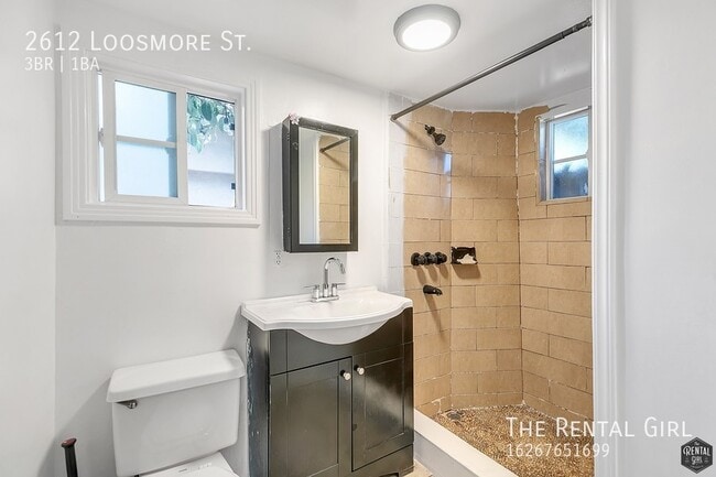 Building Photo - Spacious 3 Bedroom Single Family Home | Fu...