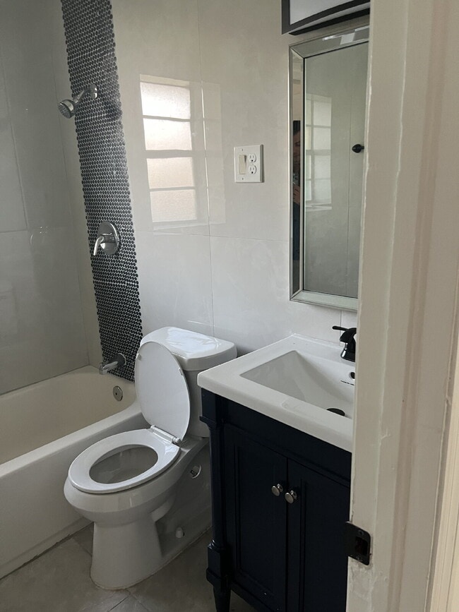 Building Photo - Updated 3/1 Home for Rent Close to Downtown Fort Myers Fun & Dining!