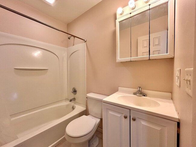 Building Photo - Three Bedroom Ranch-Style Home in Muskegon