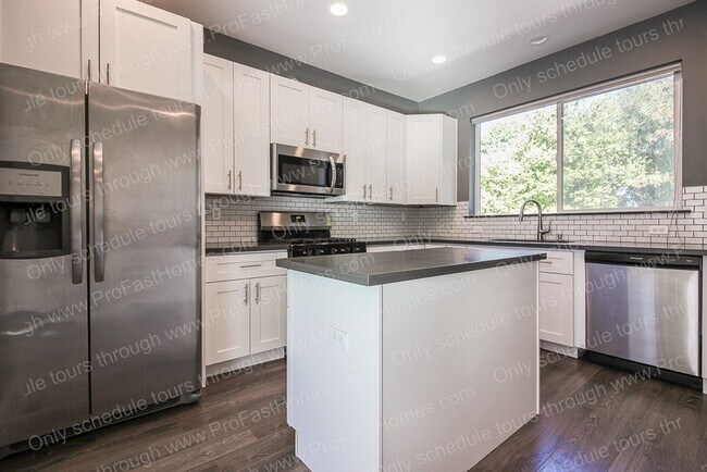 Building Photo - 2968 SE 92nd Ave