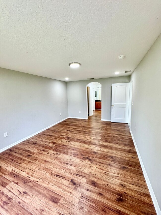 Building Photo - 4 Bedroom 2 Bath Home in Poinciana Village 3