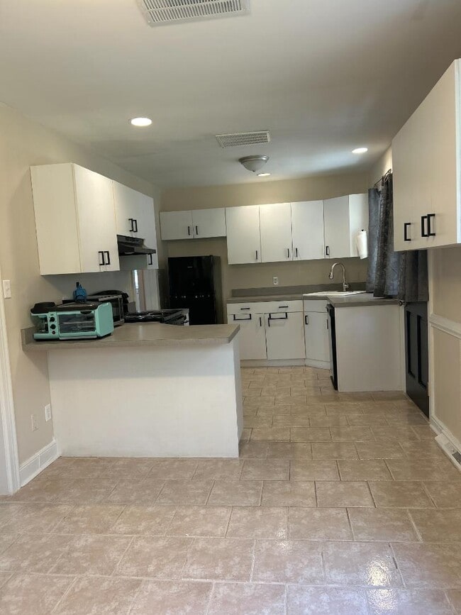 Building Photo - 1042 Peck Rd