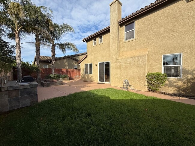 Building Photo - Beautiful Large Two Story Home is Centrall...