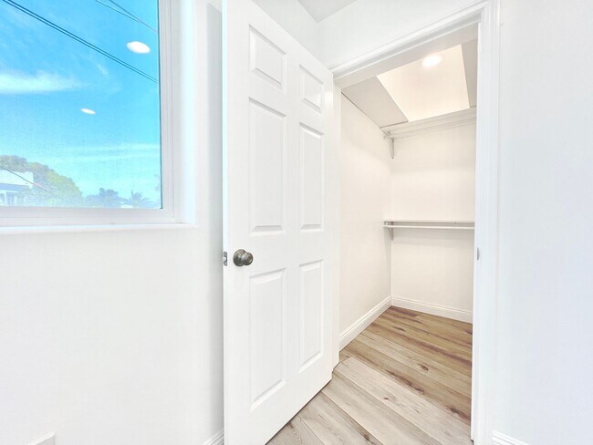 Building Photo - 2041 Linnington Ave