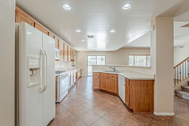 Building Photo - Pet-Friendly 4 Bedroom Rental in Tucson wi...