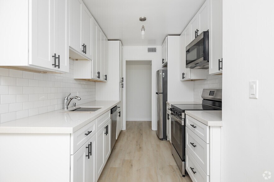 1BR, 1BA - 1,100SF - Kitchen - 2332 S Bentley Ave