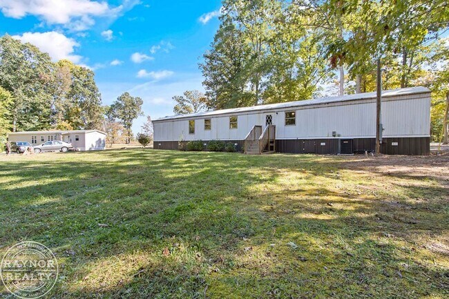 Building Photo - Enjoy the peace and quiet of the country!