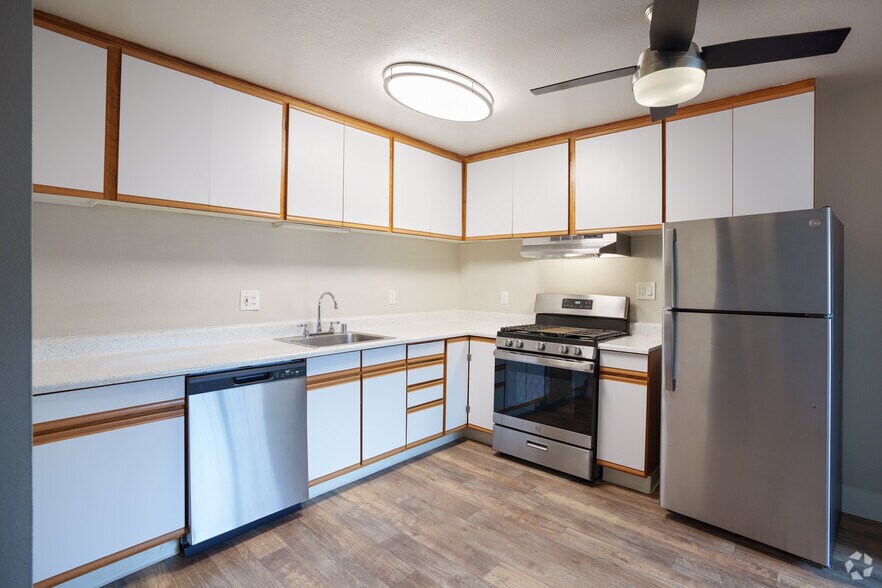 2BR, 1BA - 700SF - Kitchen - Surfside