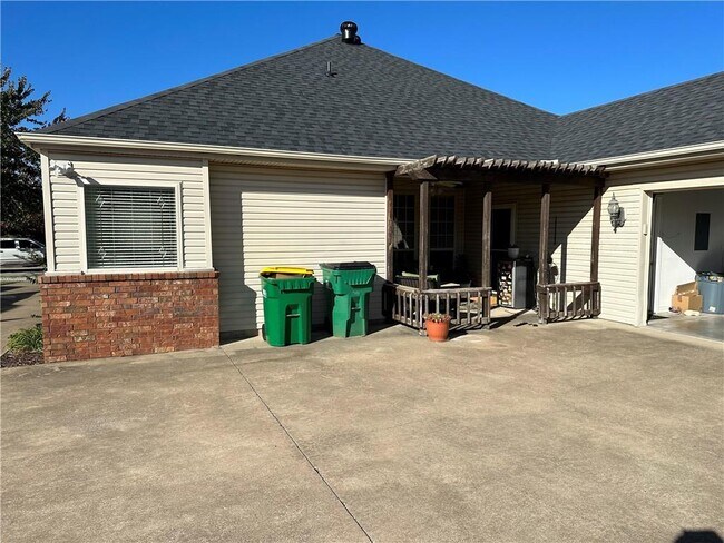 Building Photo - 6453 Tall Oaks Loop S