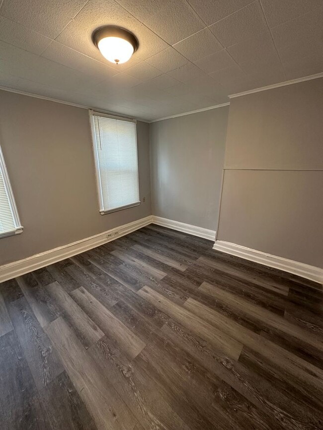 Building Photo - 3 Bed, 1 bath rowhome available!