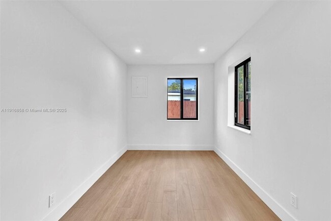 Building Photo - 1123 NE 1st Ave.