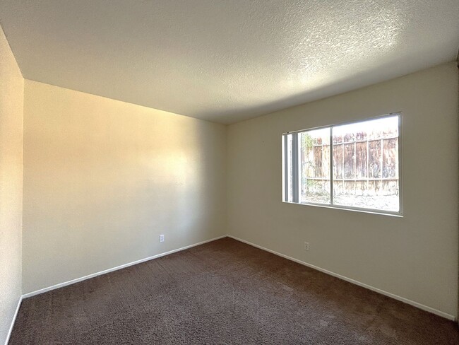 Building Photo - AVAILABLE NOW!! 2 Bed/2 Bath Apartment in ...