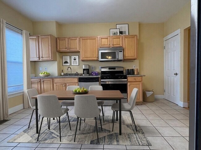 Building Photo - 68 Elm St