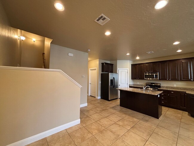 Building Photo - SPACIOUS TOWNHOME FOR RENT!