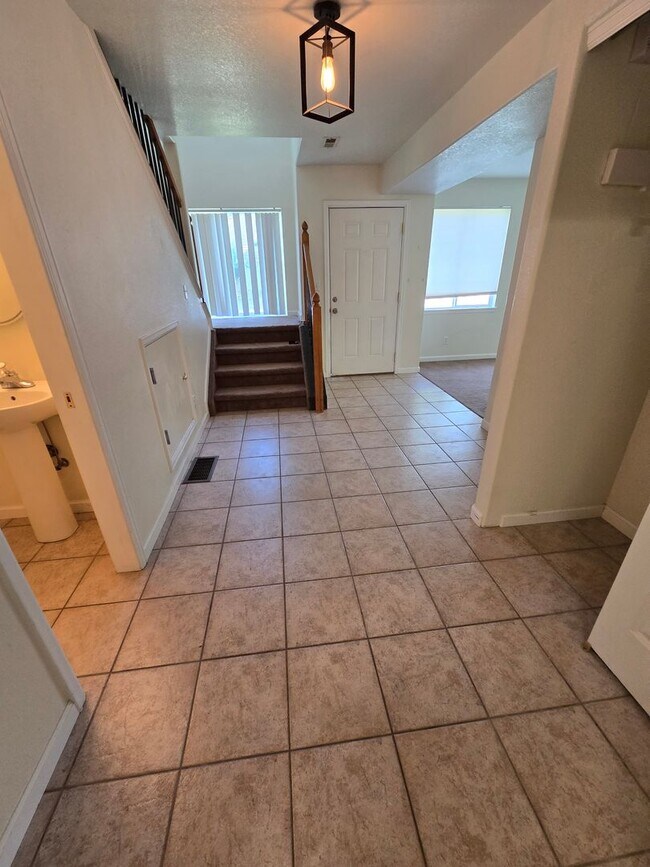 Building Photo - Spacious Townhome with Oversized 2-Car Gar...