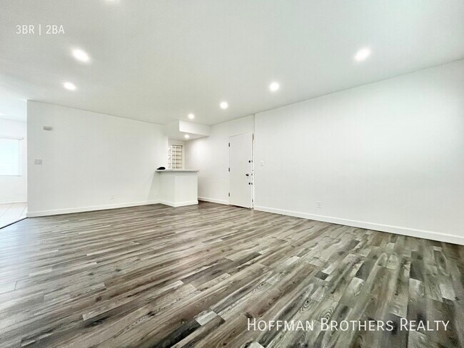Building Photo - 1028 S Sherbourne Dr
