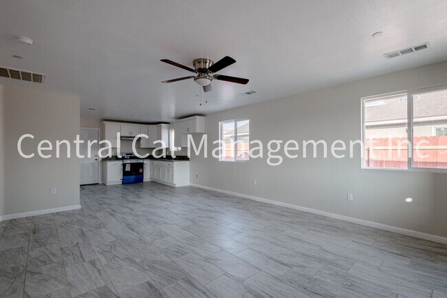 Building Photo - 1004 Padre St