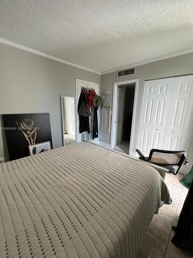 Building Photo - 3475 N Country Club Dr