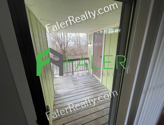 Building Photo - 2 bedroom, 1.5 bath apartment available now!