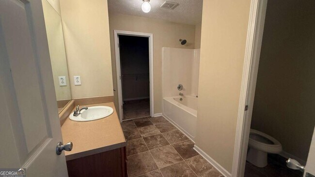 Building Photo - 5025 Village Run Dr