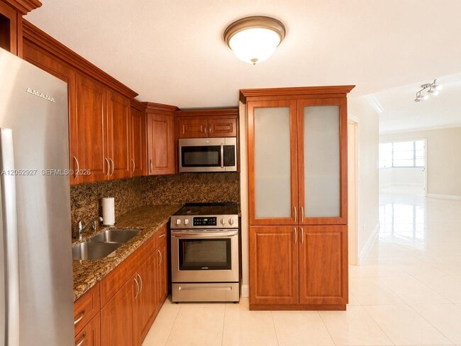 Building Photo - 825 Brickell Bay Dr