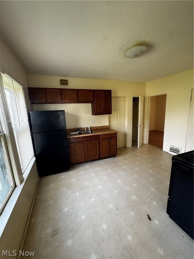 Building Photo - 860 Biruta St