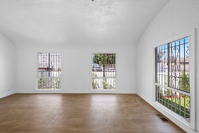 Building Photo - 1905 S Orange Dr