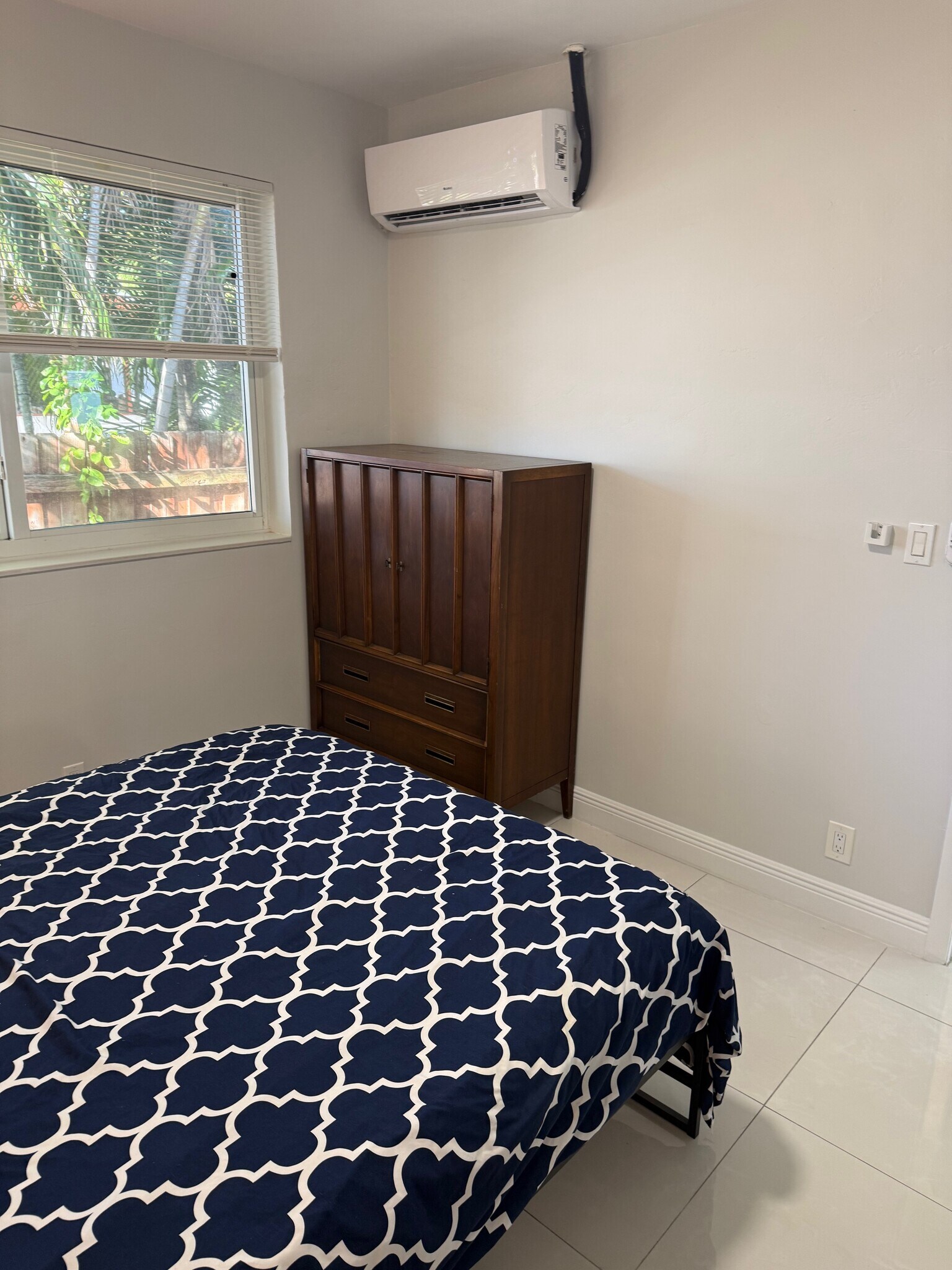 Building Photo - 2513 Staples Ave