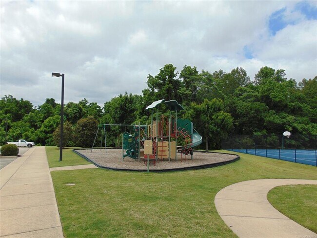 Building Photo - 3215 Kenton Ct