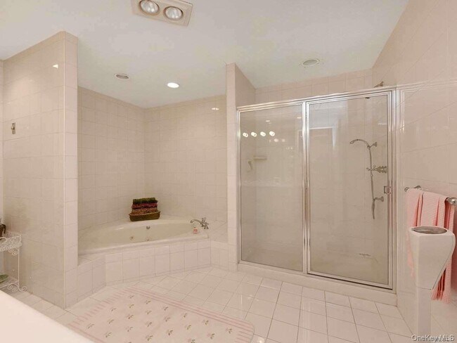 Building Photo - 123 Middle Neck Rd