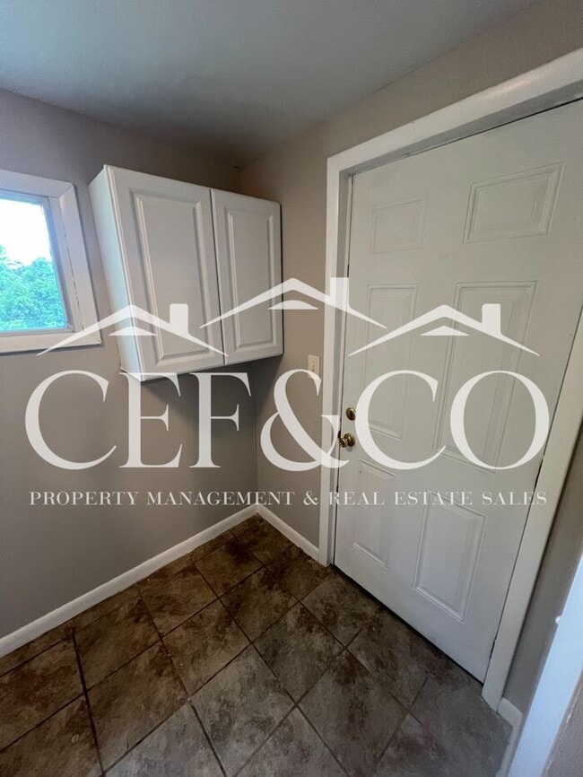 Building Photo - Charming 2-Bedroom, 1-Bathroom Home Availa...
