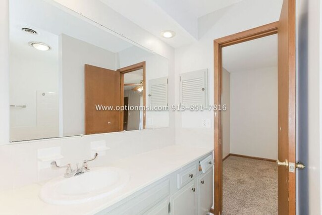 Building Photo - Towers 120- Spacious towhnhome!
