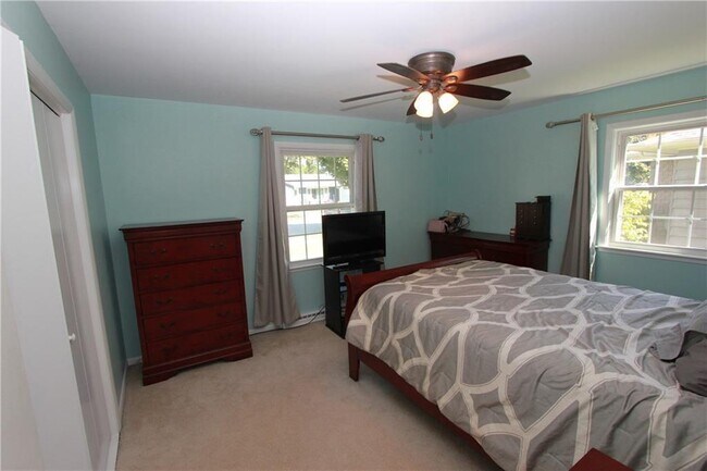 Building Photo - 4 Bedroom, 1.5 Bathroom Beautiful Home - You do not want to miss this one!